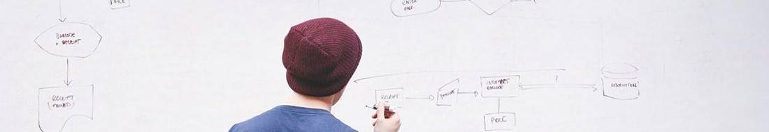 slika gde momak pise po beloj tabli