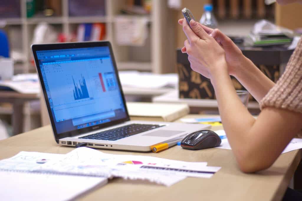 laptop na studentskom stolu sa kancelarijskim priborom pored