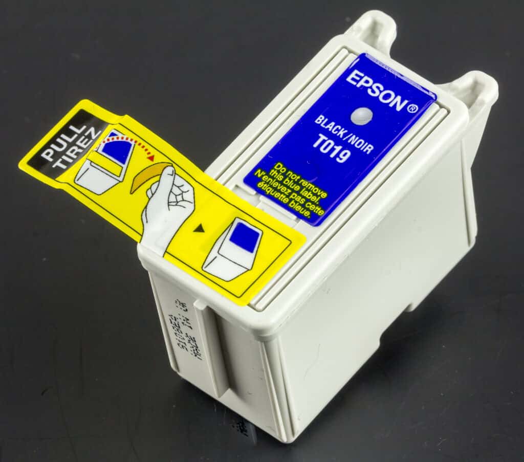 inkdžet kertridž zamenski na crnoj pozadini