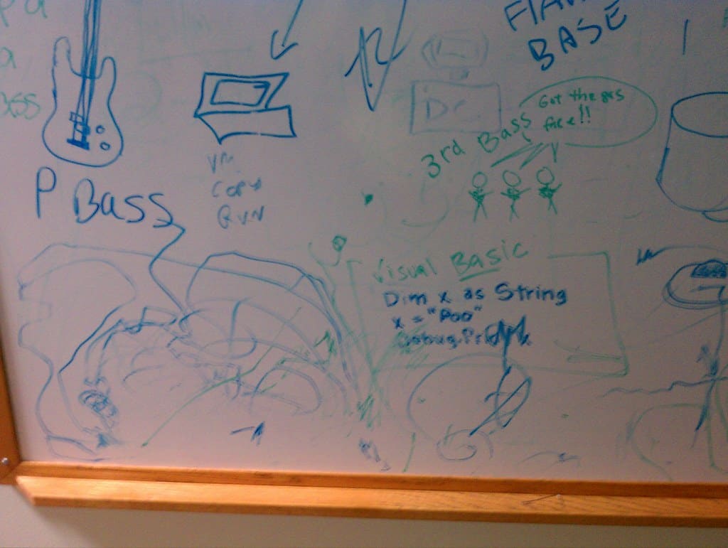 bela tabla ispisana sa starim tragovima pisanja