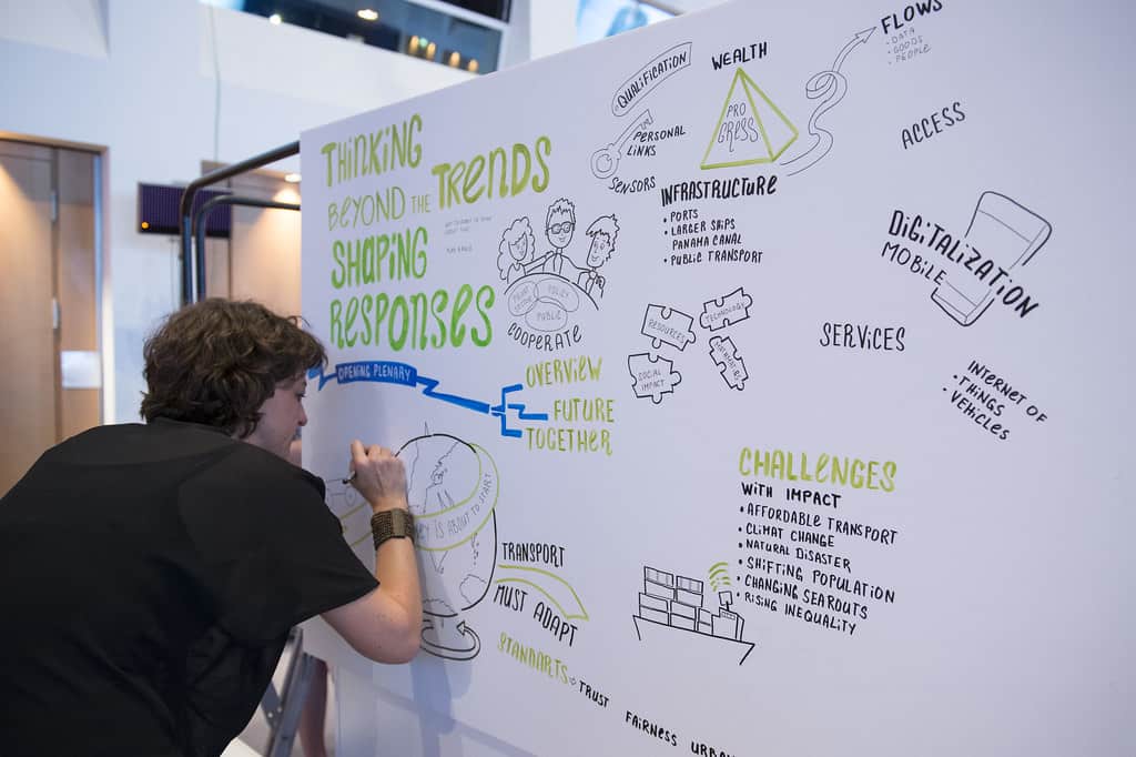 student pise po mobilnoj beloj tabli